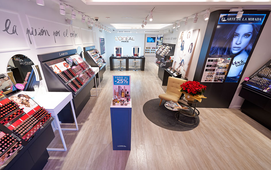 Entrada de la tienda de L'Oréal Paris en Madrid (Conde de Peñalver, 9).