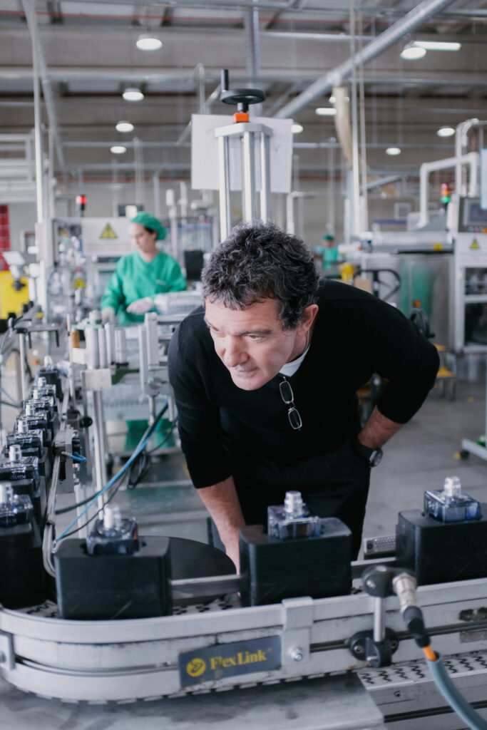 Antonio Banderas visitando la fábrica de Puig en Alcalá de Henares.