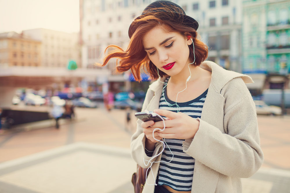 Joven apasionada por la moda y la tecnología.