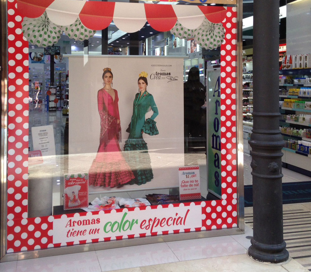 Escaparate perfumería Aromas, calle Sagasta, en la Feria de Abril 2016.