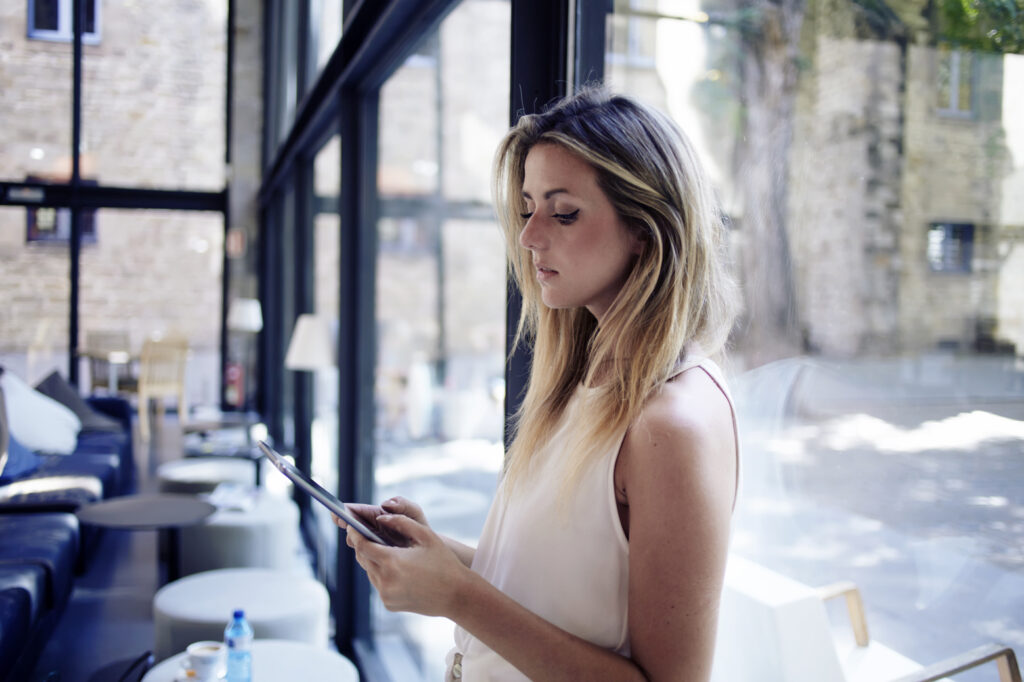 mujer con ipad