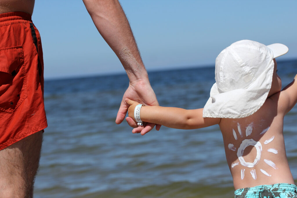 niño en la playa