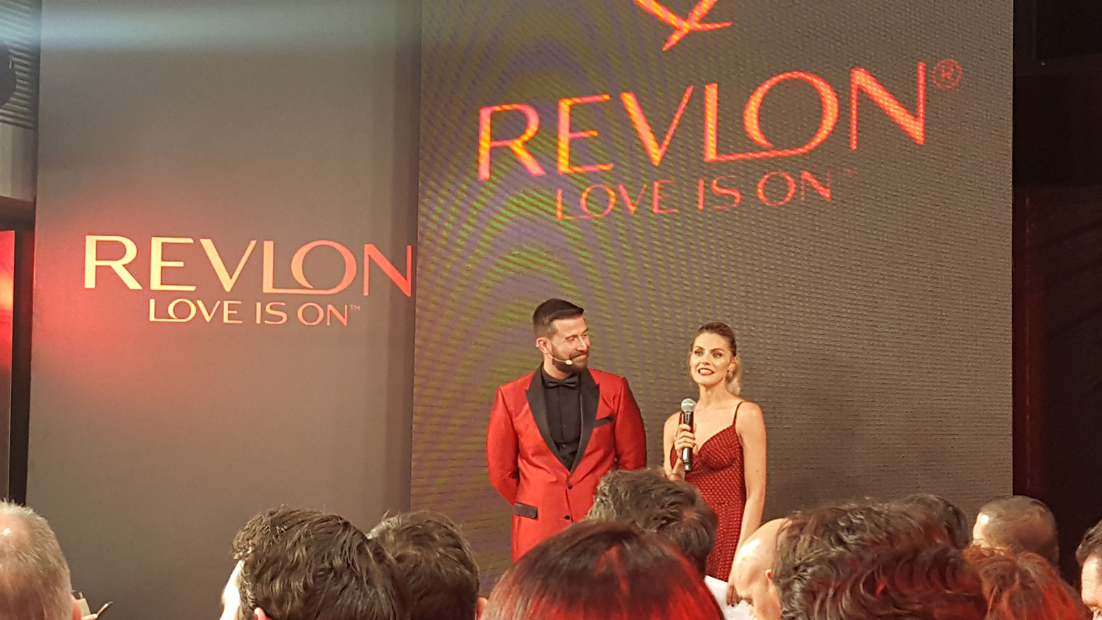 Miquel García, director creativo global de Revlon, con Amaia Salamanca, embajadora local de la marca.