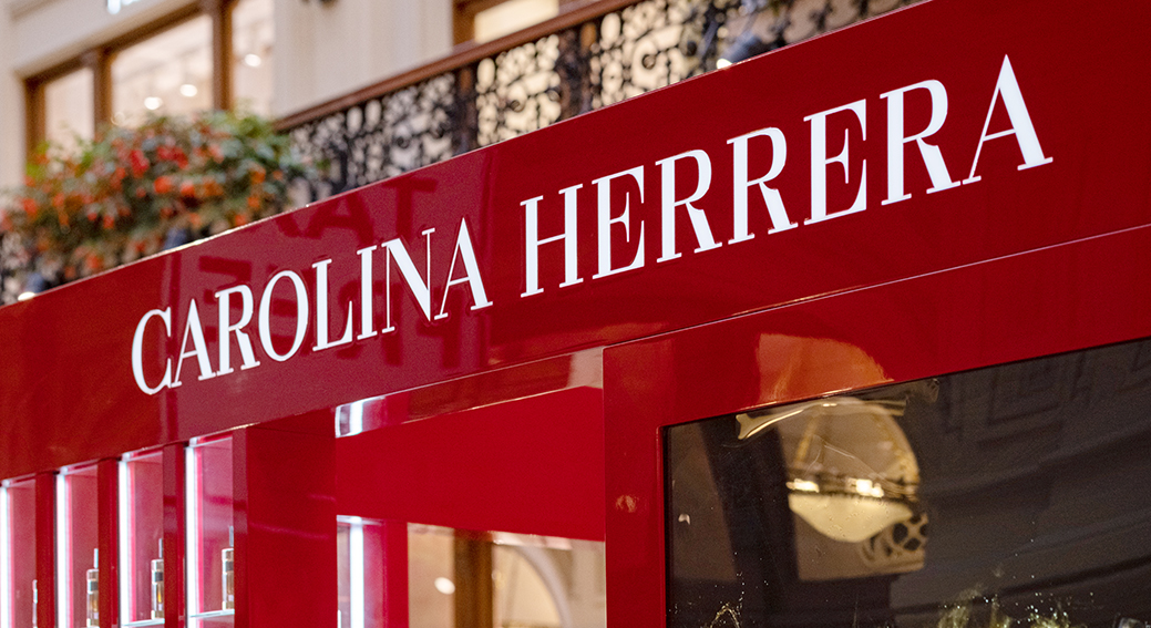 Fachada tienda de Carolina Herrera, para el artículo línea de maquillaje de Carolina Herrera