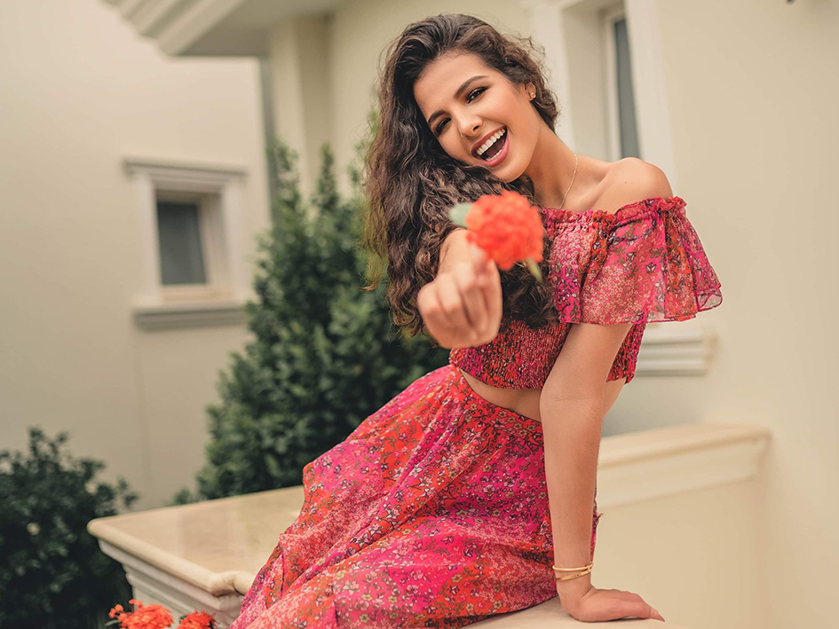 chica con una flor para el post Hoy repasamos los términos más usados en perfumería que te harán disfrutar al máximo el universo de las fragancias