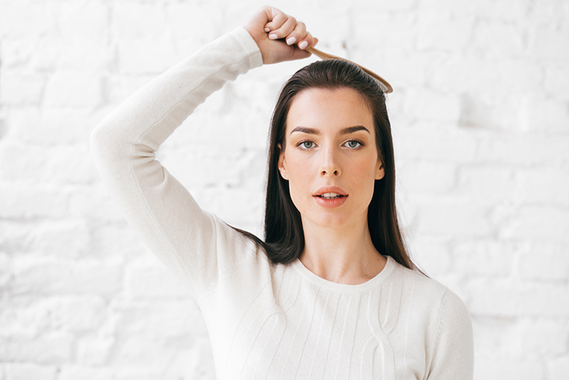 Mujer cepillándose el pelo