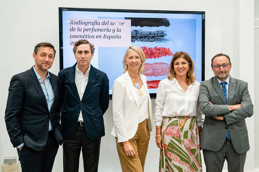 De izquierda a derecha: Javier Ruiz, periodista y presentador del encuentro; Juan Alonso de Lomas, CEO de L’Oréal en España y Portugal; Verónica Fisas, CEO de Natura Bissé y presidenta de Stanpa; Val Díez, directora general de Stanpa; y Juan Matji, presidente de Cantabria Labs y de Feeling Innovation by Stanpa.