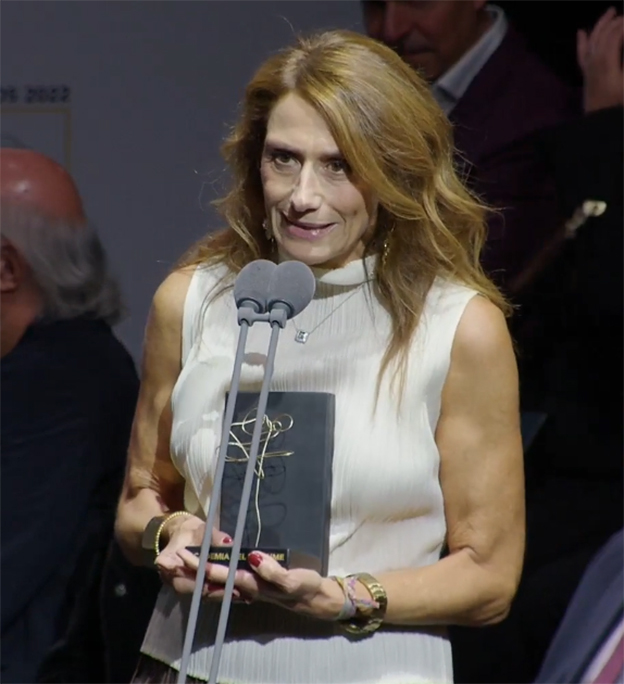 Sonsoles Blanco, directora de marketing de Shiseido, recoge el premio al Mejor Perfume Femenino por A Drop d'Issey Miyake.