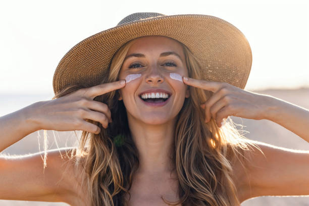 Mujer con crema solar